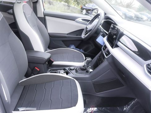 Used 2025 Volkswagen Taos SE image 31