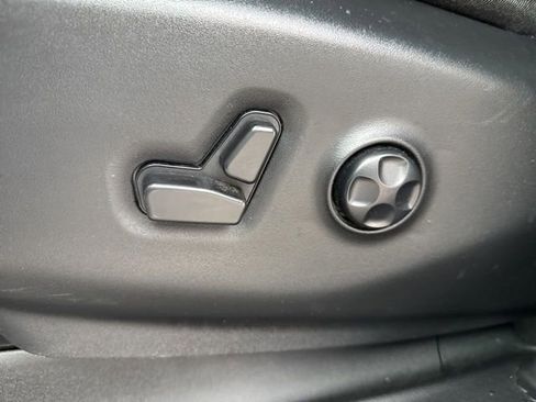 Used 2025 Chrysler Pacifica Limited image 33