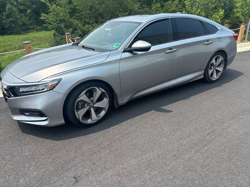 Used 2018 Honda Accord Touring image 2