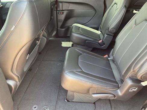 New 2027 Chrysler Pacifica Select FWD image 10