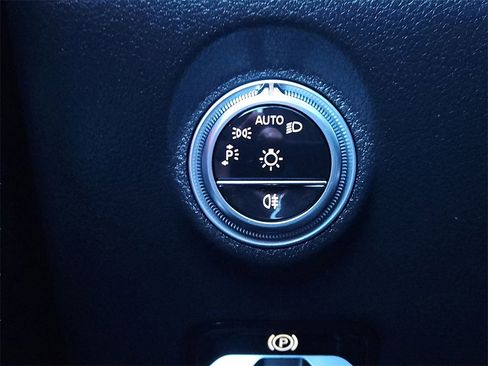 Used 2024 Mercedes-Benz C 300 4MATIC Sedan w/ Exclusive Trim Package image 17