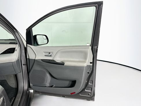 Used 2019 Toyota Sienna LE image 31