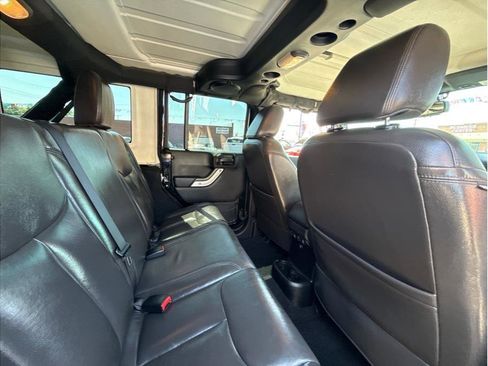 Used 2014 Jeep Wrangler Unlimited Rubicon w/ Connectivity Group AWD/4WD image 8