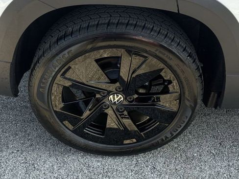 New 2026 Volkswagen Taos SE FWD image 32