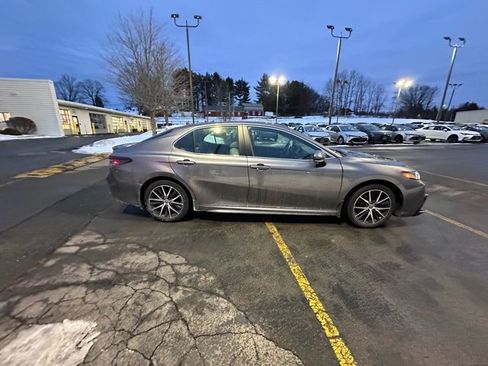 Used 2023 Toyota Camry SE image 2