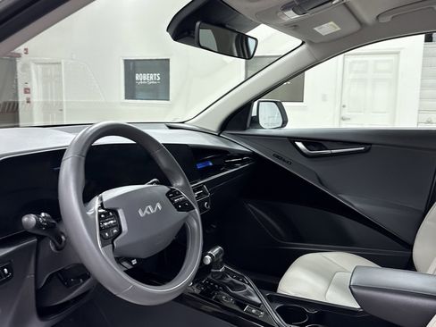 Used 2023 Kia Niro EX image 6