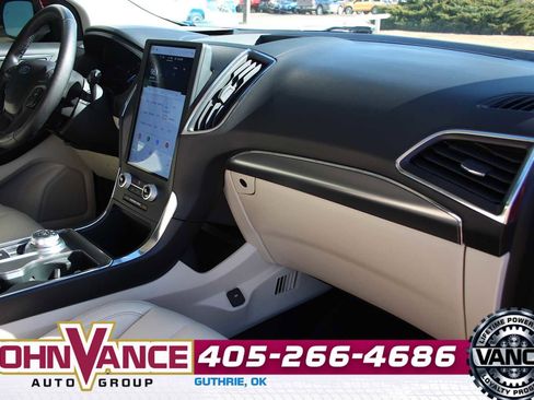 Used 2022 Ford Edge Titanium image 17