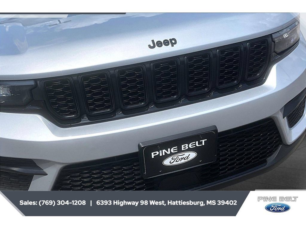 Used 2023 Jeep Grand Cherokee Altitude AWD/4WD image 22