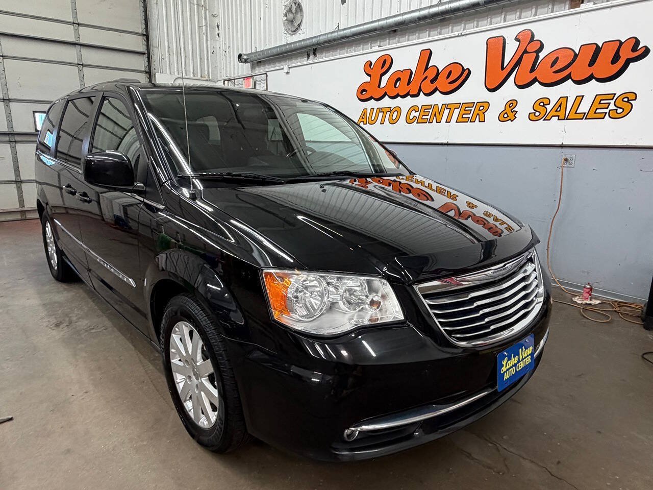 Used 2015 Chrysler Town & Country Touring FWD image 1