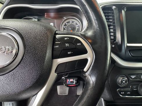 Used 2018 Jeep Cherokee Trailhawk w/ Cold Weather Group AWD/4WD image 16