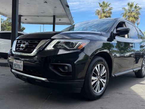 Used 2019 Nissan Pathfinder SV image 2