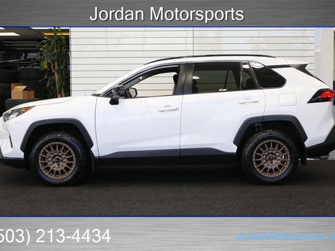 Used 2020 Toyota RAV4 LE image 4
