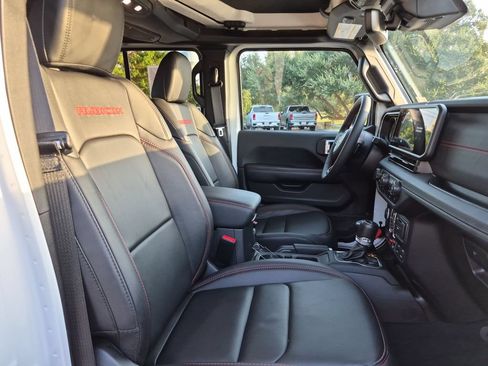 Used 2024 Jeep Gladiator Rubicon w/ Technology Group AWD/4WD image 40