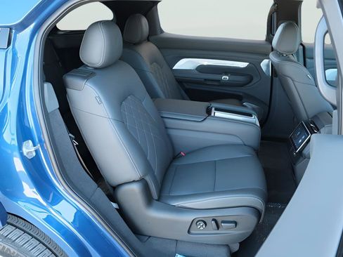 New 2024 VinFast VF 9 Plus AWD/4WD image 17