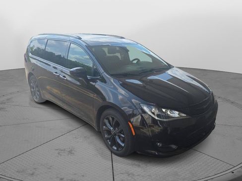 Used 2019 Chrysler Pacifica Touring-L Plus w/ Advanced Safetytec Group FWD image 2
