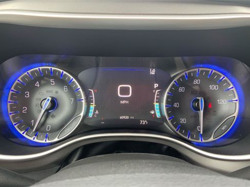 Used 2023 Chrysler Pacifica Touring-L FWD image 15