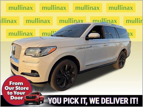 Used 2022 Lincoln Navigator Reserve AWD/4WD image 2