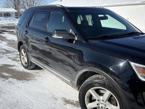 Used 2016 Ford Explorer XLT w/ Equipment Group 202A image 9