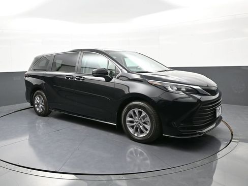 Used 2024 Toyota Sienna LE w/ Protection Package (TMS) AWD/4WD image 4