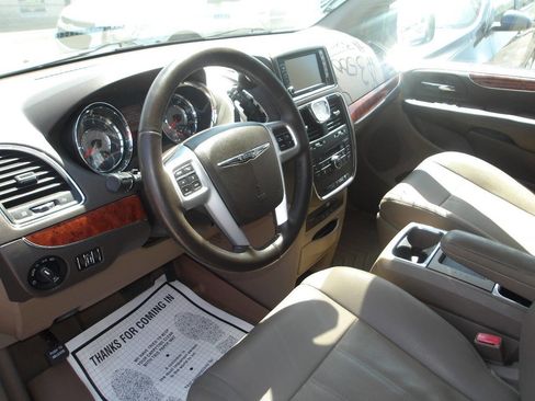 Used 2015 Chrysler Town & Country Touring-L w/ Driver Convenience Group image 12