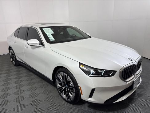 Certified 2025 BMW 530i w/ Premium Package RWD image 4