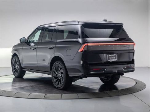 New 2026 Lincoln Navigator Reserve w/ Jet Appearance Package AWD/4WD image 3