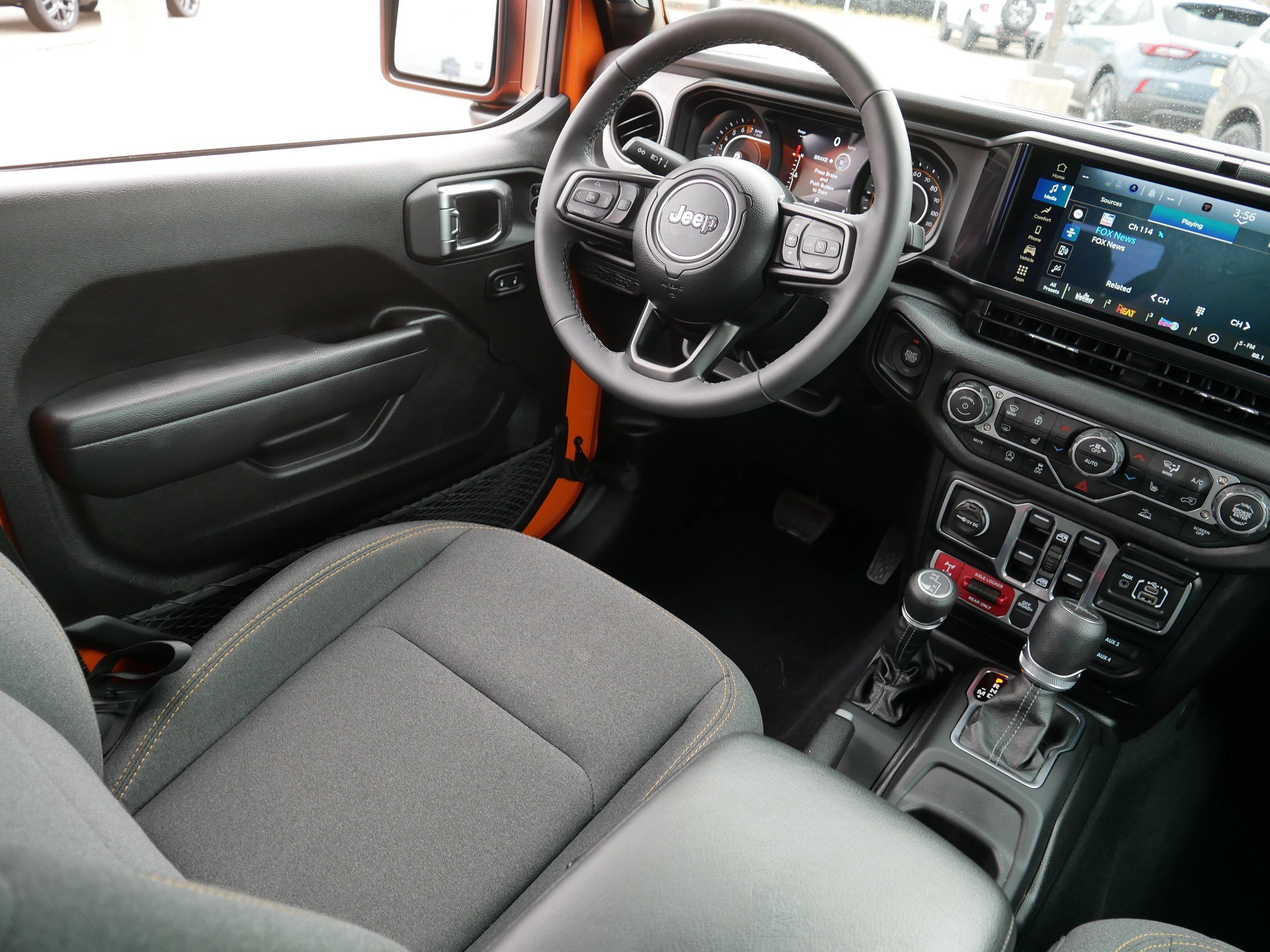 Used 2025 Jeep Gladiator Sport AWD/4WD image 9