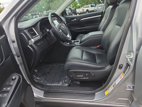 Used 2018 Toyota Highlander XLE FWD image 19