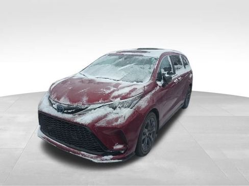 Used 2024 Toyota Sienna XSE w/ XSE Premium Package image 2
