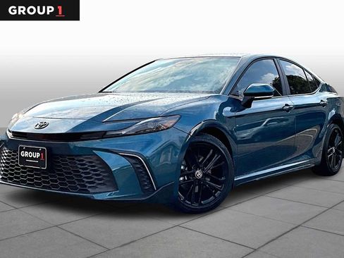 Used 2025 Toyota Camry SE image 1