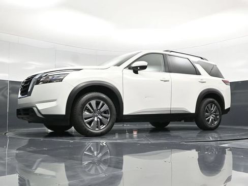Used 2025 Nissan Pathfinder SV FWD image 60