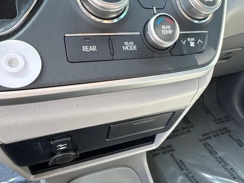 Used 2020 Toyota Sienna LE FWD image 48