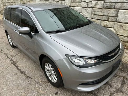 Certified 2017 Chrysler Pacifica Touring FWD image 7