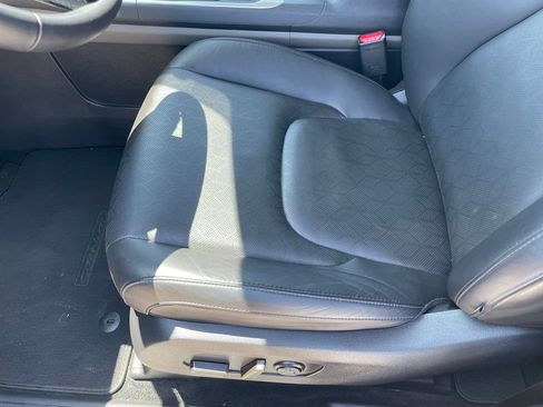 Certified 2025 Kia Carnival FWD image 22