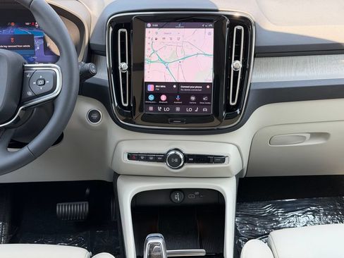 Certified 2024 Volvo XC40 B5 Plus w/ Protection Package Premier AWD/4WD image 24