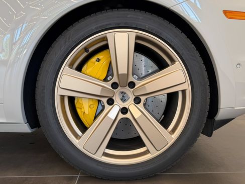Used 2025 Porsche Cayenne Turbo AWD/4WD image 39