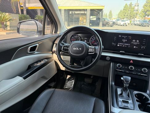 Used 2022 Kia Carnival LX image 23