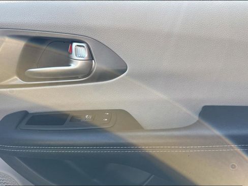 Used 2023 Chrysler Pacifica Touring-L image 19