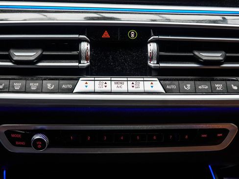 Used 2022 BMW X7 M50i w/ Executive Package image 25