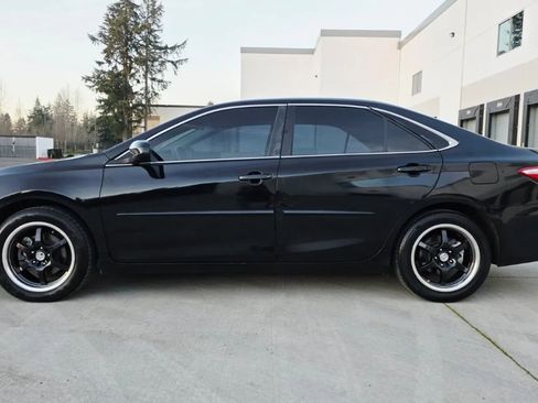 Used 2015 Toyota Camry SE image 2