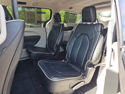 Used 2023 Chrysler Pacifica Limited w/ Uconnect Theater Family Group image 16