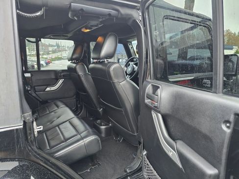 Used 2012 Jeep Wrangler Unlimited Rubicon w/ Connectivity Group AWD/4WD image 12