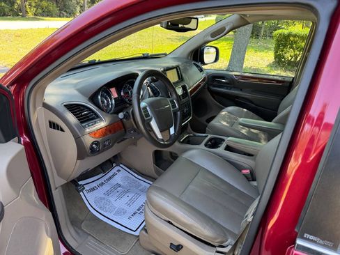 Used 2013 Chrysler Town & Country Touring-L w/ Entertainment Group #2 FWD image 10