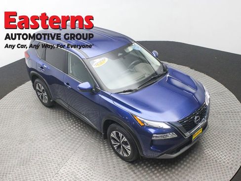 Used 2023 Nissan Rogue SV image 3