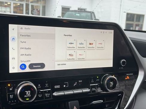 Used 2024 Toyota Highlander Platinum image 12