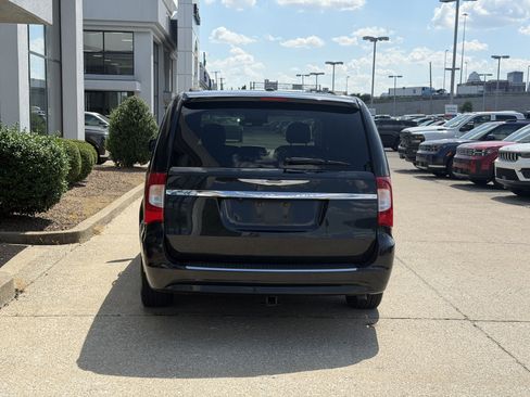 Used 2012 Chrysler Town & Country Touring w/ Entertainment Group #1 FWD image 6