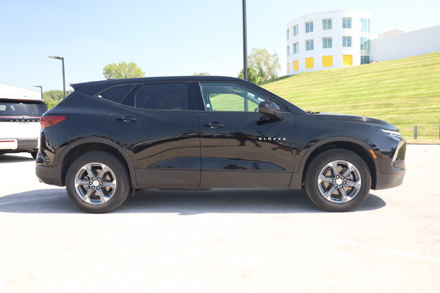 Used 2025 Chevrolet Blazer LT FWD image 4
