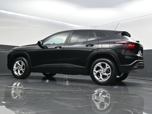 Used 2025 Chevrolet Trax LS w/ LS Convenience Package FWD image 32