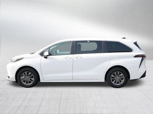 Certified 2026 Toyota Sienna LE FWD image 4