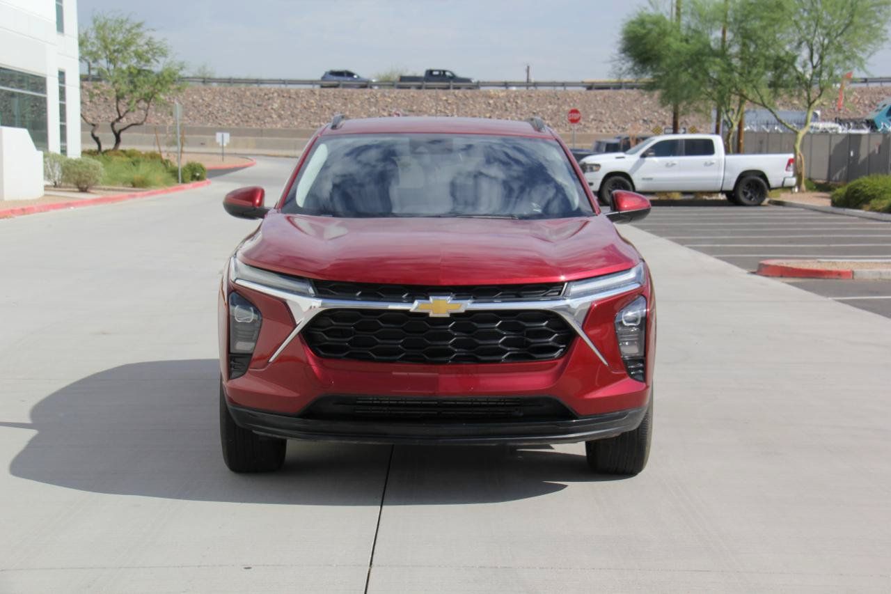 Used 2025 Chevrolet Trax LT w/ LT Convenience Package FWD image 2